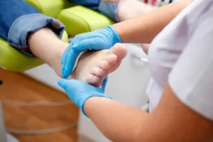 Fuß wird professionell gepflegt