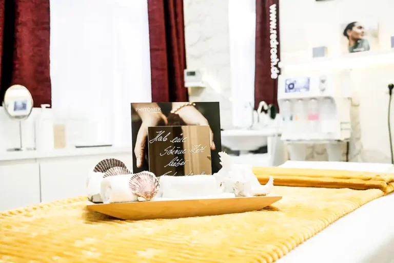 ansprechendes Behandlungszimmer mit Liege