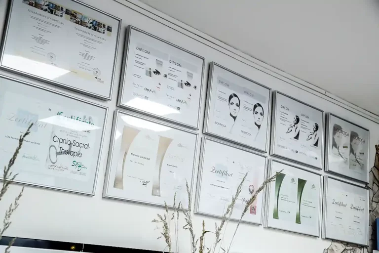 Wand mit allen gerahmten Zertifikaten von Manuela Lukasczyk und Marco Hörder