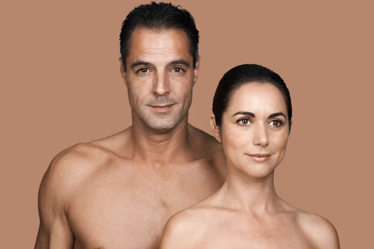 Mann und Frau mittleren Alters mit gepflegter Haut stehen nebeneinander