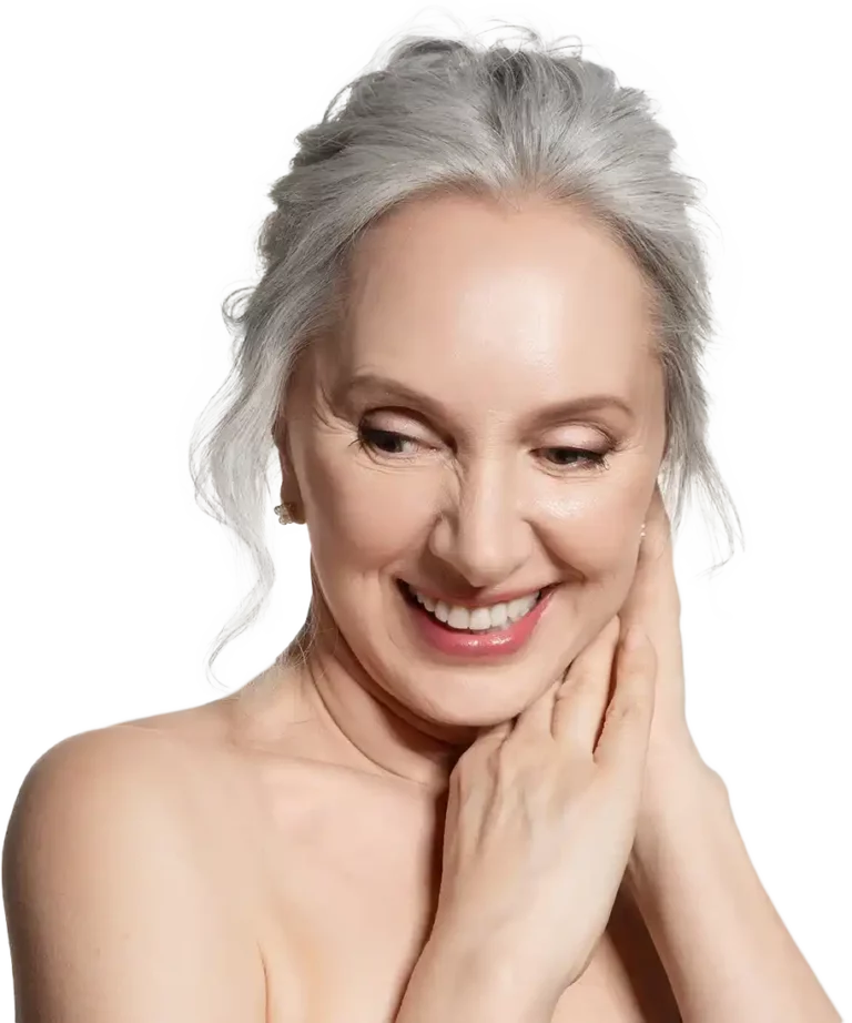 Ältere Frau mit gepflegter Haut hat ein strahlendes Lächeln