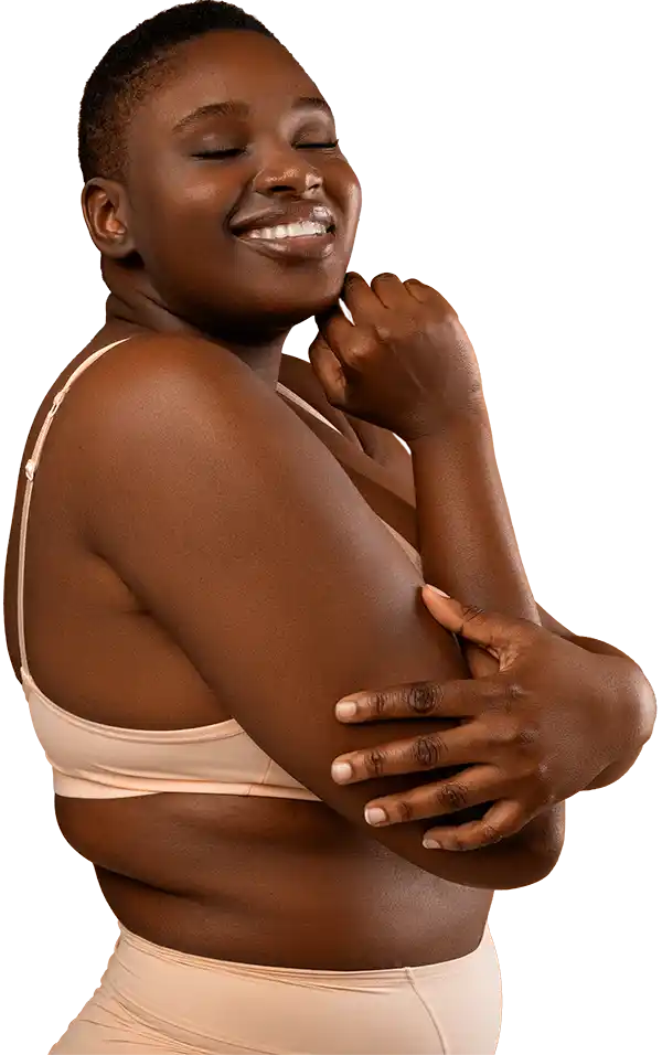 Junge Frau mit guter Haut freut sich in ihrem Körper