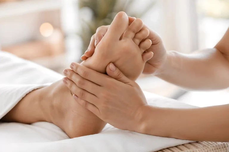 Füße erhalten eine professionelle Behandlung gegen Fußpilz