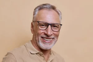 Mann nach einer Anti Aging Behandlung fühlt sich wohl