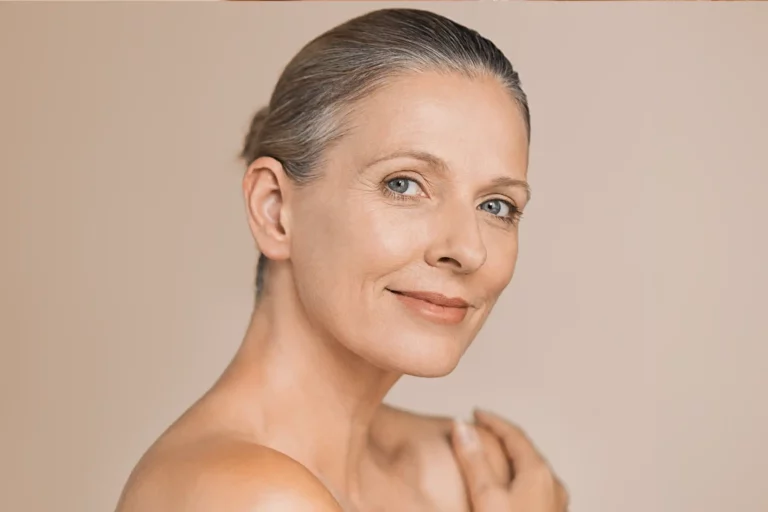 Ältere Frau mit gepflegter Haut hat ein sanftes Lächeln