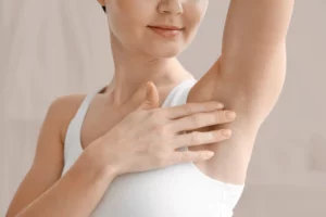 Haarfreie Achsel einer jungen Frau