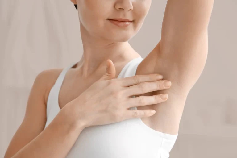 Haarfreie Achsel einer jungen Frau