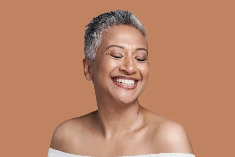 Ältere Frau mit gepflegter Haut hat ein strahlendes Lächeln