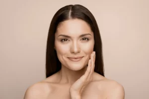 Frau mit reifer gepflegter Haut hat ein zufriedenes Lächeln