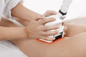 während einer Icoone-Laser-Behandlung (Bein wird behandelt)