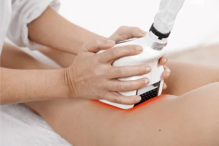 während einer Icoone-Laser-Behandlung (Bein wird behandelt)