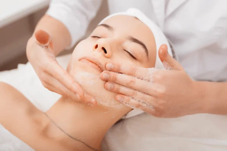 Professionelle Gesichtsbehandlung bei einer jungen Frau