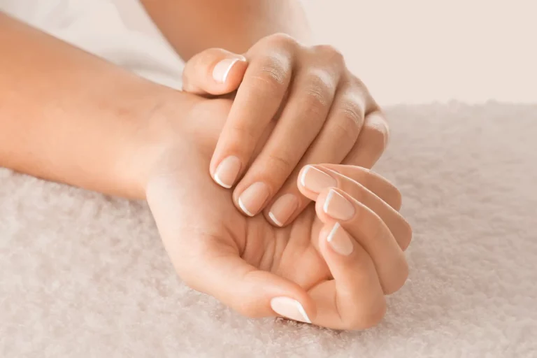 Nahaufnahme von gepflegten Händen einer jungen Frau mit perfekten Nägeln