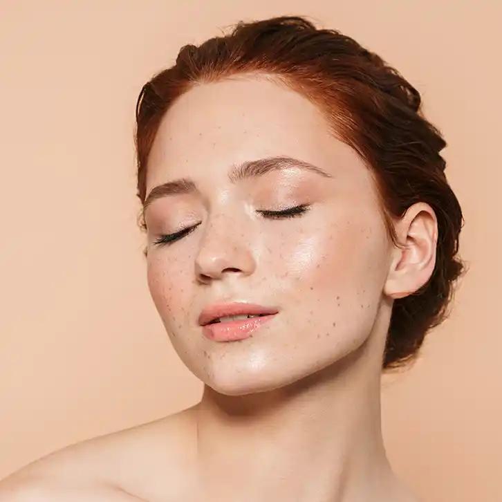 Gesicht einer jungen Frau mit gesunder strahlender Haut